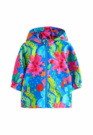 Imperméable coloré avec un fond bleu orné de grandes fleurs roses, des accents verts et rouges, des pois, et une fermeture éclair à l'avant.