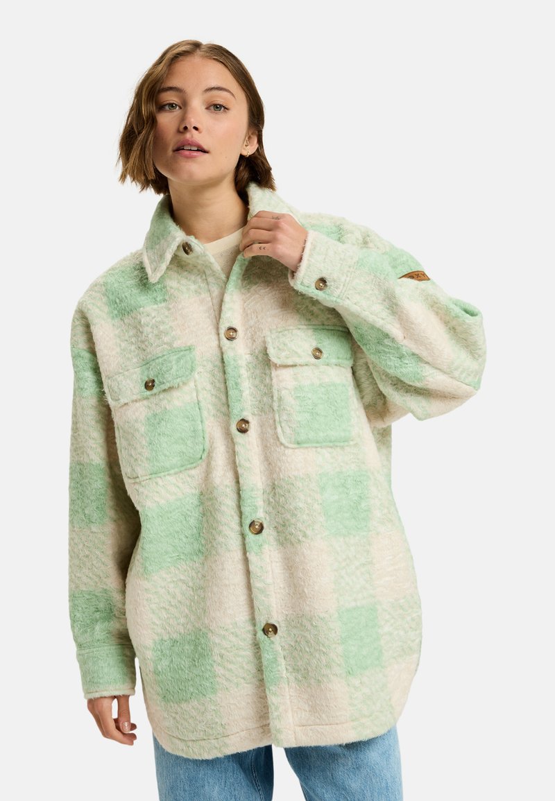 Oversized button-up shirt in roomkleur en mintgroen ruitpatroon. Gemaakt van textuur, donzige stof, met twee borstaspecten en een kraag.