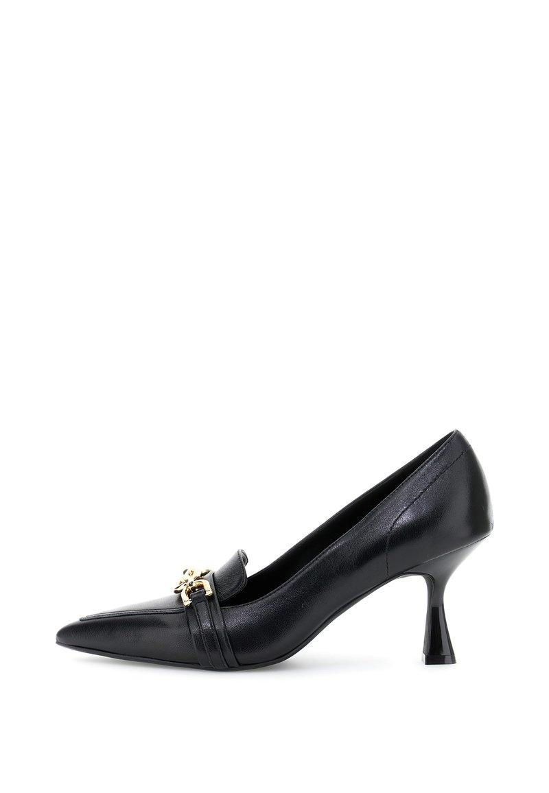 Scarpa nera in pelle con tacco alto e punta affusolata, caratterizzata da una fascia decorativa e hardware dorato. Il tacco ha una forma unica.