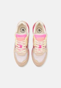 Die Sneakers bestehen aus einer Mischung aus hellrosa, beige und roten Materialien; sie haben eine Struktur aus Mesh und Wildleder; Schnürsenkel mit pinken Akzenten; Logo auf der Innensohle.