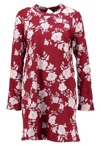 Rotes Blumenkleid aus strukturiertem Stoff mit langen Ärmeln, rundem Ausschnitt und weißen Rosenmustern. Schlüssellochdetail am Ausschnitt.