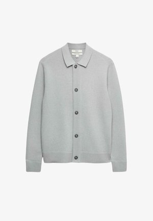Cardigan tricoté gris clair avec un col plat, une fermeture à boutons sur le devant, des poignets et un ourlet côtelés. Texture douce et design simple.