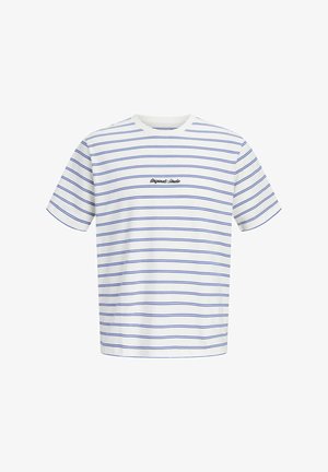 Valge lühikeste varrukatega T-särk õhukeste horisontaalsete siniste triipudega ja väikese musta tekstiga "Originals Studio", mis asub rinnal keskel.