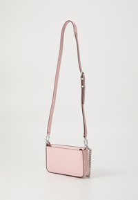 Rosa läder crossbody-väska med texturerad yta, rektangulär form, justerbar rem och metallkedjedetalj.