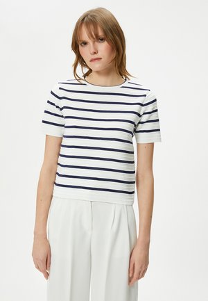 Haut à manches courtes, rayé en blanc et bleu marine, présentant un encolure ronde et une coupe légèrement ajustée. Tissu texturé avec des rayures horizontales.