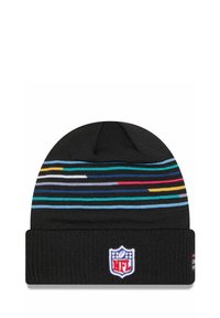 Bonnet en tricot noir avec des rayures horizontales colorées sur le dessus et un patch logo NFL blanc sur le revers. Texture douce et extensible.