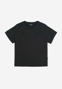 Camiseta de algodón negra con cuello redondo, mangas cortas enrolladas, que presenta dos diseños de palmeras bordados en la parte frontal.