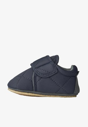 Donkerblauwe gewatteerde babyschoen met een klittenbandsluiting, zachte grijze voering en een beige rubberen zool voor grip en comfort.