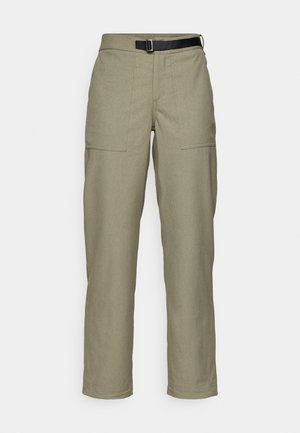 Khaki byxor i strukturerad tyg, med en rak ben design, två framfickor och ett svart bälte vid midjan.