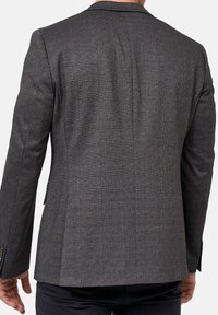 Blazer gris texturizado, de un solo botón, con solapas de muesca, patrón de cuadro sutil y detalles de botones en los puños, con bolsillos laterales.