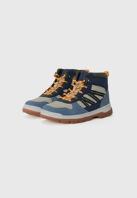 Hochwertige Wanderschuhe in Marineblau und Hellblau aus synthetischem Material, mit orangen Schnürsenkeln, gepolstertem Schaft und Gummisohle mit Grip-Mustern.