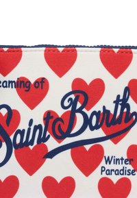 Borsetta rettangolare con sfondo bianco decorato da cuori rossi sparsi e testo blu che recita "Sognando il Paradiso Invernale di Saint Barth."