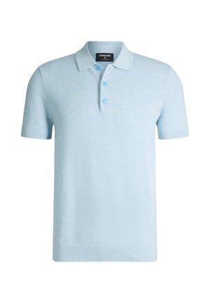 Lichtblauw polohemd met korte mouwen, geribde manchetten en zoom, drie blauwe knopen en een omgeslagen kraag.