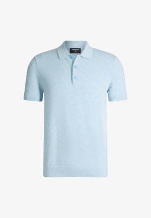 Lichtblauw polohemd met korte mouwen, geribde manchetten en zoom, drie blauwe knopen en een omgeslagen kraag.