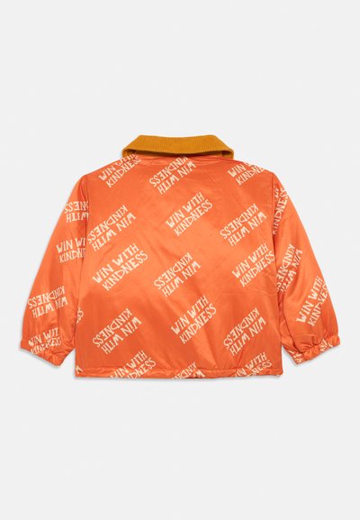 Orange, satin Jacke mit einem gelben Cordkragen. Strukturiertes Material mit wiederholtem "WIN WITH KINDNESS"-Druck in Weiß, elastische Bündchen.