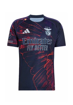 Maillot de sport sombre avec motif d'aile rouge, logo Adidas, écusson du club de football Benfica et texte du sponsor "Emirates Fly Better" à l'avant.