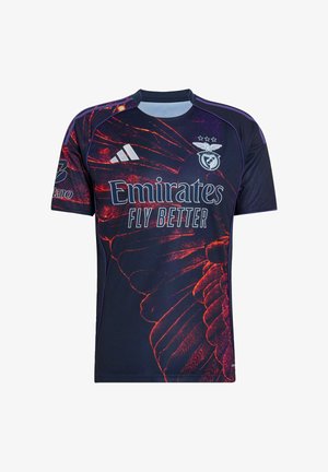 Maillot de sport sombre avec motif d'aile rouge, logo Adidas, écusson du club de football Benfica et texte du sponsor "Emirates Fly Better" à l'avant.