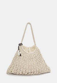 Borsa in tessuto intrecciato color crema con una forma triangolare strutturata. Presenta un'apertura a cordoncino e un accento floreale decorativo con dettagli in metallo marrone.