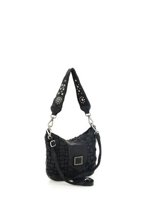 Borsa a tracolla in pelle intrecciata nera con borchie decorative in argento, tracolla regolabile e ampia cinghia per la spalla con decorazioni floreali e geometriche in argento.