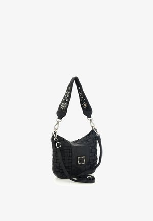 Bolso de mano negro de cuero tejido con tachuelas plateadas decorativas, correa ajustable y amplia correa para el hombro con adornos plateados florales y geométricos.