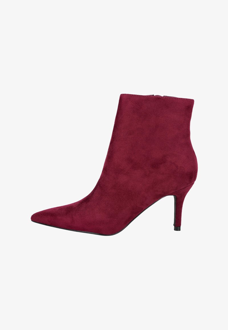 Botín de ante burdeos con punta afilada y tacón de aguja. Caña corta con una textura suave y detalles de costura mínimos.