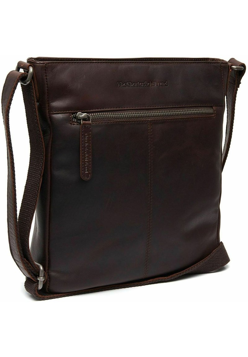 Borsa a tracolla in pelle marrone con tasca frontale con zip, tracolla regolabile e texture liscia. Design semplice con minime accentuazioni in metallo.