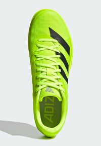 Scarpa da calcio di un verde neon brillante con tomaia strutturata, dettagli neri e lacci sottili. Presenta un logo e un colletto imbottito per il comfort.