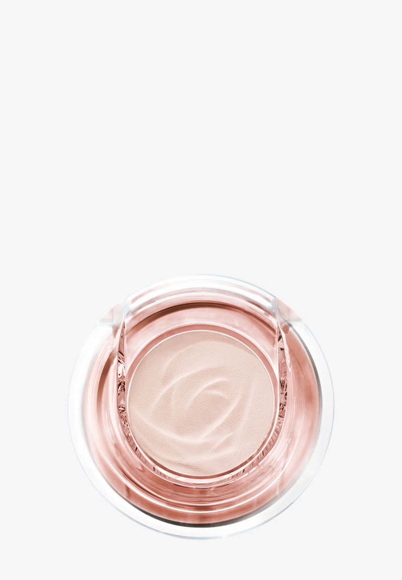 Poudre compacte avec maquillage beige clair dans un boîtier rond en plastique transparent rose et clair sur fond blanc.