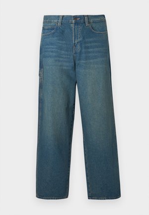 Τζιν παντελόνια σε μεσαίο μπλε χρώμα με άνετη εφαρμογή, ίσιες ποδιές και κλασικό σχέδιο με πέντε τσέπες. Διαθέτουν θηλιές για ζώνη και κούμπωμα με κουμπί.