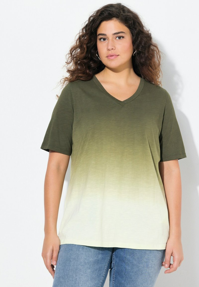 Ulla Popken DIP DYE GRADIENT SHORT SLEEVE V-NECK TEE - Triko s potiskem - pistachio