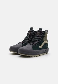 Botki sneakers w kolorze ciemnozielonym i szarym, wykonane z zamszu i gumy, z teksturowanym noskiem oraz detalami sznurowania. Gumowe podeszwy dla lepszej przyczepności.