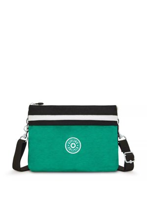 Grøn og sort crossbody taske med en textured finish, der har et cirkulært logo, to hvide striber og en justerbar rem.