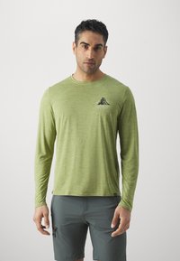 Patagonia COOL DAILY GRAPHIC LANDS - Hosszú ujjú felső - buckhorn green