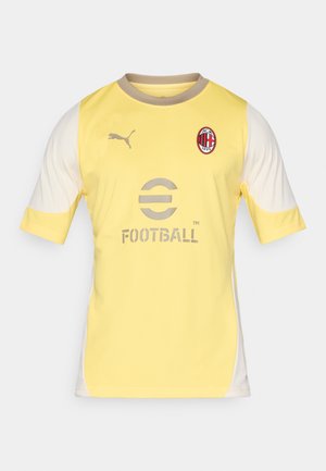 Lichtgele voetbalshirt met korte mouwen, witte accenten en Puma-logo. Bevat een bedrukte "FOOTBALL" en het AC Milan-embleem op de borst.