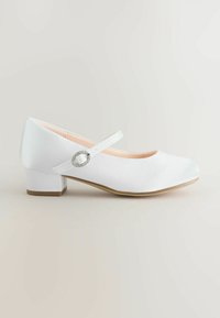 Hvid satin Mary Jane-sko med rundet tå, lav blokhæl og en dekorativ rem med sølvaccent. Glat tekstur.