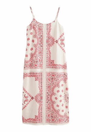 Ærmeløs hvid midikjole med tynde stropper, med røde paisley- og blomsterbandana-mønstre i firkantede sektioner.
