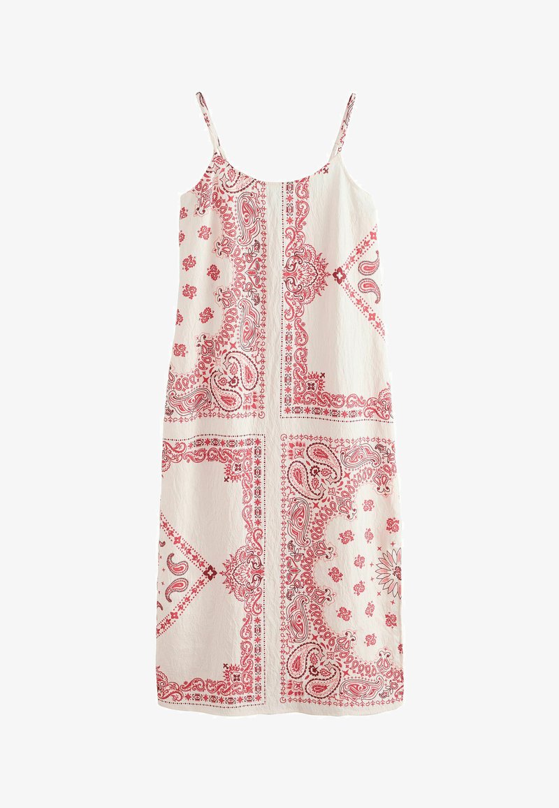 Robe midi blanche sans manches avec fines bretelles, présentant des motifs bandana rouges paisley et floraux en sections carrées.