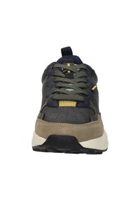 Atletiekschoenen met een mix van marineblauw leer en olijfgroen suede, met gestructureerde accenten, zwarte zool en vetersluiting.