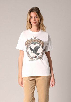 Witte katoenen T-shirt met een grafisch ontwerp van een adelaar, tekst "DESERT SOUL" en decoratieve accenten. Korte mouwen, relaxte pasvorm.