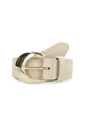 Beige suède riem met een ronde gouden metalen gesp, voorzien van een gladde textuur, verstelbare maat en contrasterende stiksels langs de randen.
