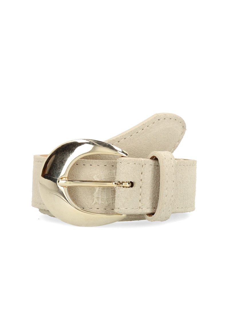Beige suède riem met een ronde gouden metalen gesp, voorzien van een gladde textuur, verstelbare maat en contrasterende stiksels langs de randen.