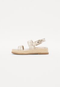 Beige espadrillesandaler med to brede stropper, en metallspenne og en teksturert taupakket plattformsåle. Glatt såle.