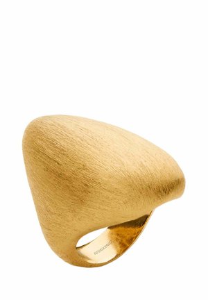 Anillo en tono dorado con un diseño pulido, redondeado y asimétrico. Presenta una textura cepillada y una banda abierta para un ajuste ajustable.