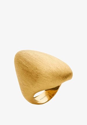 Anillo en tono dorado con un diseño pulido, redondeado y asimétrico. Presenta una textura cepillada y una banda abierta para un ajuste ajustable.