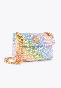 Borsa a tracolla multicolore con paillettes, dotata di una catenella dorata e caratterizzata da un motivo a strisce diagonali in tonalità pastello e una chiusura decorativa.