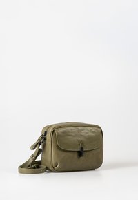 Borsa in pelle verde oliva con forma rettangolare strutturata. Presenta una patta frontale, chiusura con zip e una tracolla regolabile. Texture liscia.