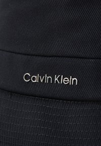 Calvin Klein BACK TIE BUCKET - Hatte - black