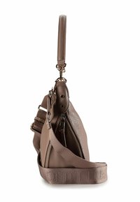 Borsa in pelle marrone texturizzata con tracolla regolabile, chiusura a zip e due scomparti con cerniera. Presenta dettagli in metallo e un design solido.