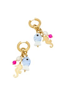 Boucles d'oreilles en or en forme de créole avec des charms de poissons bleus et blancs, des perles roses et blanches, et un pendentif en forme de hippocampe doré, présentant des textures et des couleurs variées.