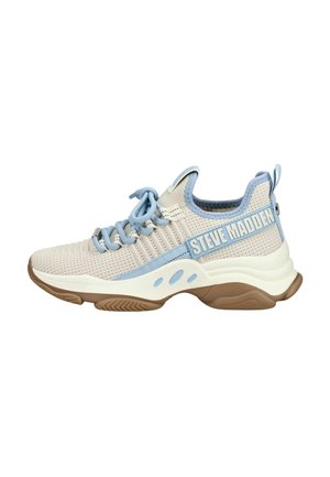 Baskets tricotées gris clair et bleu avec lacets bleus, texte « STEVE MADDEN » sur le côté, et une semelle épaisse en caoutchouc blanche et marron.